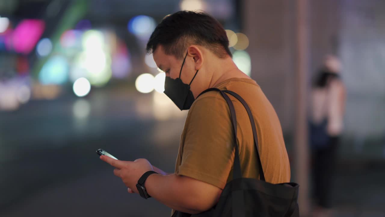 亚洲男人在等出租车，用手机视频素材