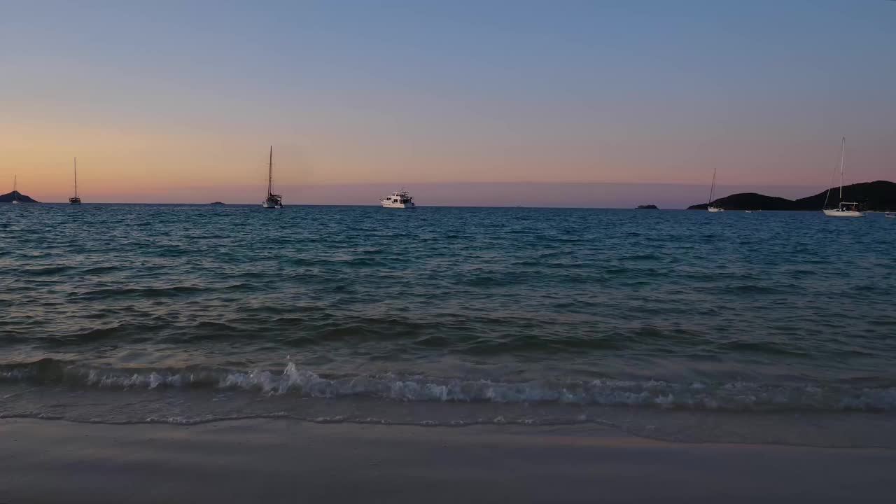 日出在怀特黑文海滩(圣灵降临岛)平静的海滩拍摄海浪视频素材