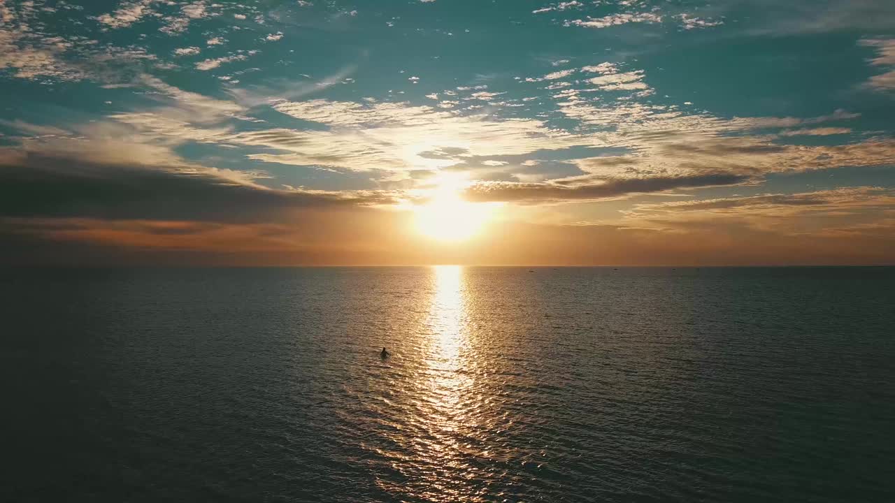 日落时在浅水区行走的男子视频素材