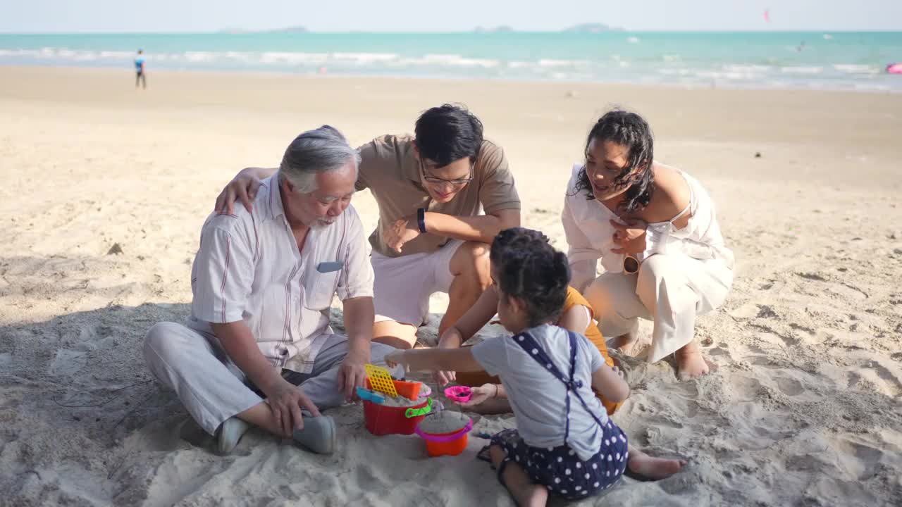 夏日的沙滩上，几代人在一起玩耍视频素材