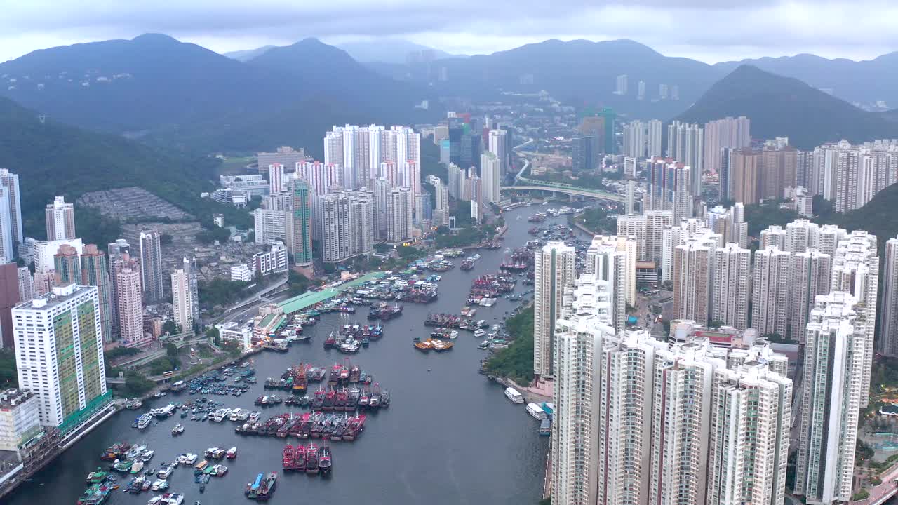 香港香港仔湾夜间航拍画面视频素材