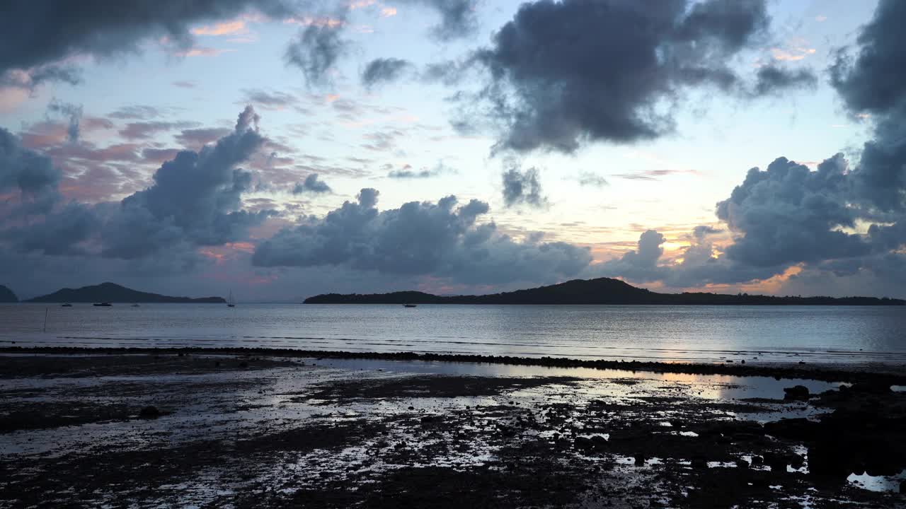 豪华别墅阳台海景日出在安达曼海泰国视频素材