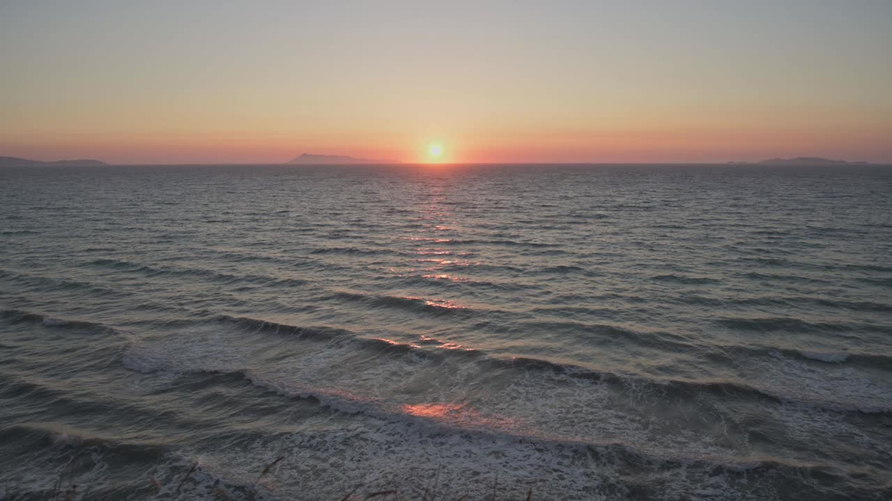 海浪在夕阳的光线里。视频素材