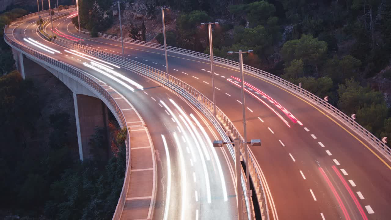 高速公路上汽车的夜间时间流逝视频素材