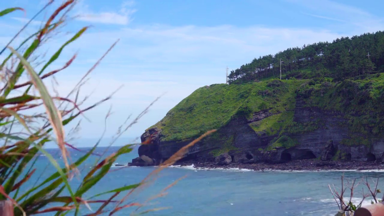 韩国济州岛松岳山/西归浦市松岳公园海景视频素材