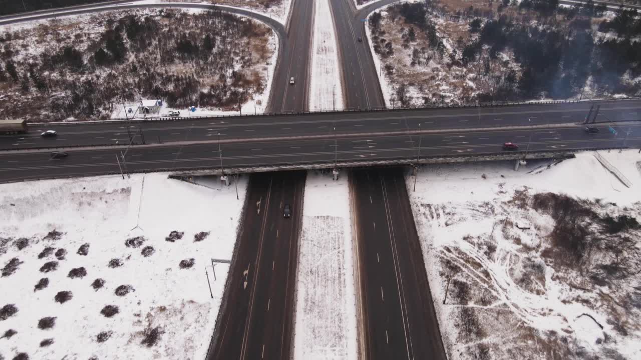 乡村公路与汽车桥和回旋在冬季，鸟瞰图。视频素材