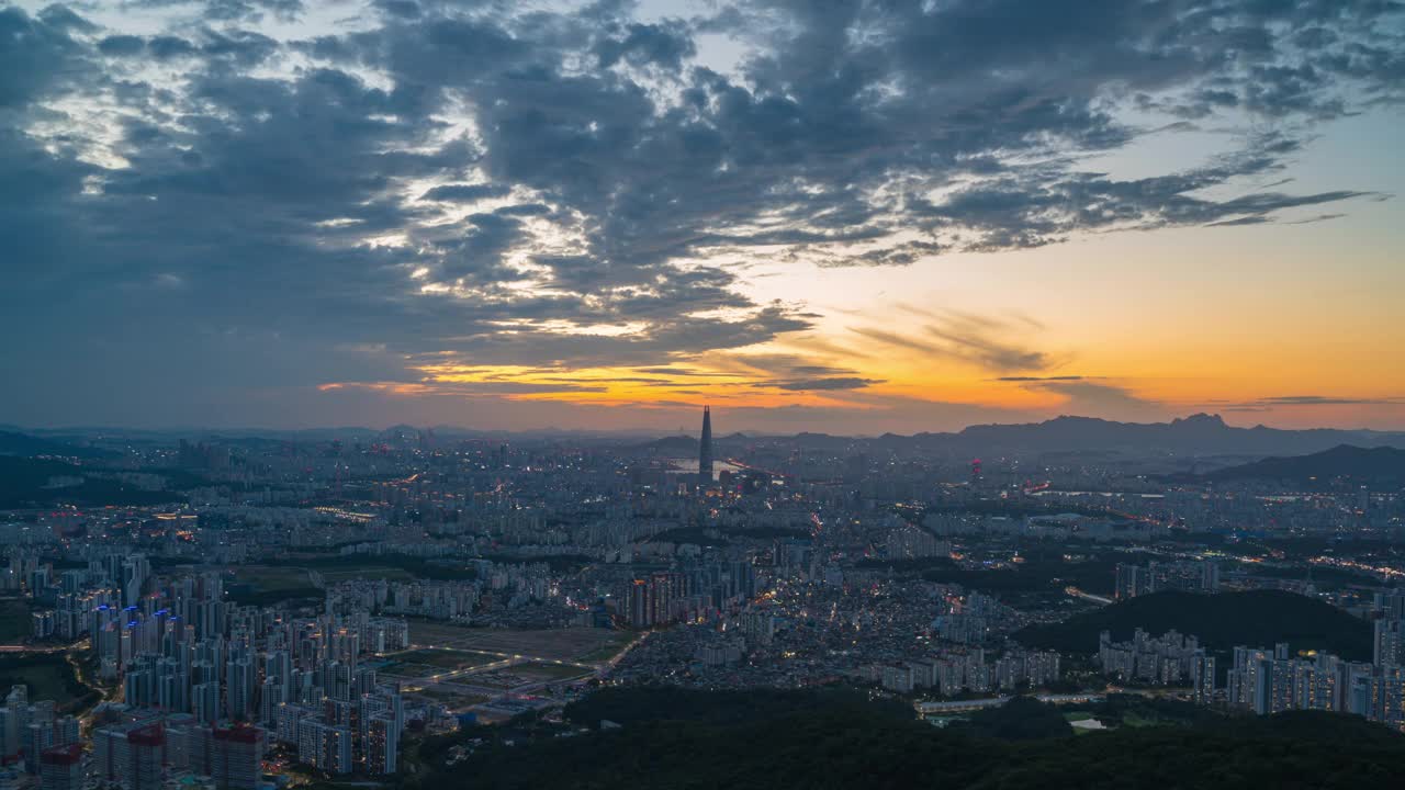 城市天际线。鸟瞰图的日落地平线首尔市，韩国。视频素材