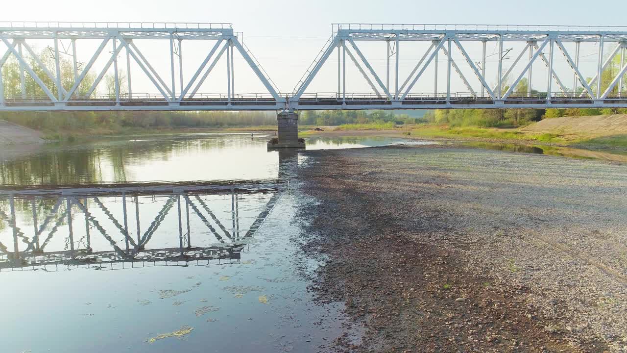 空中拍摄的山间河上铁路桥视频素材