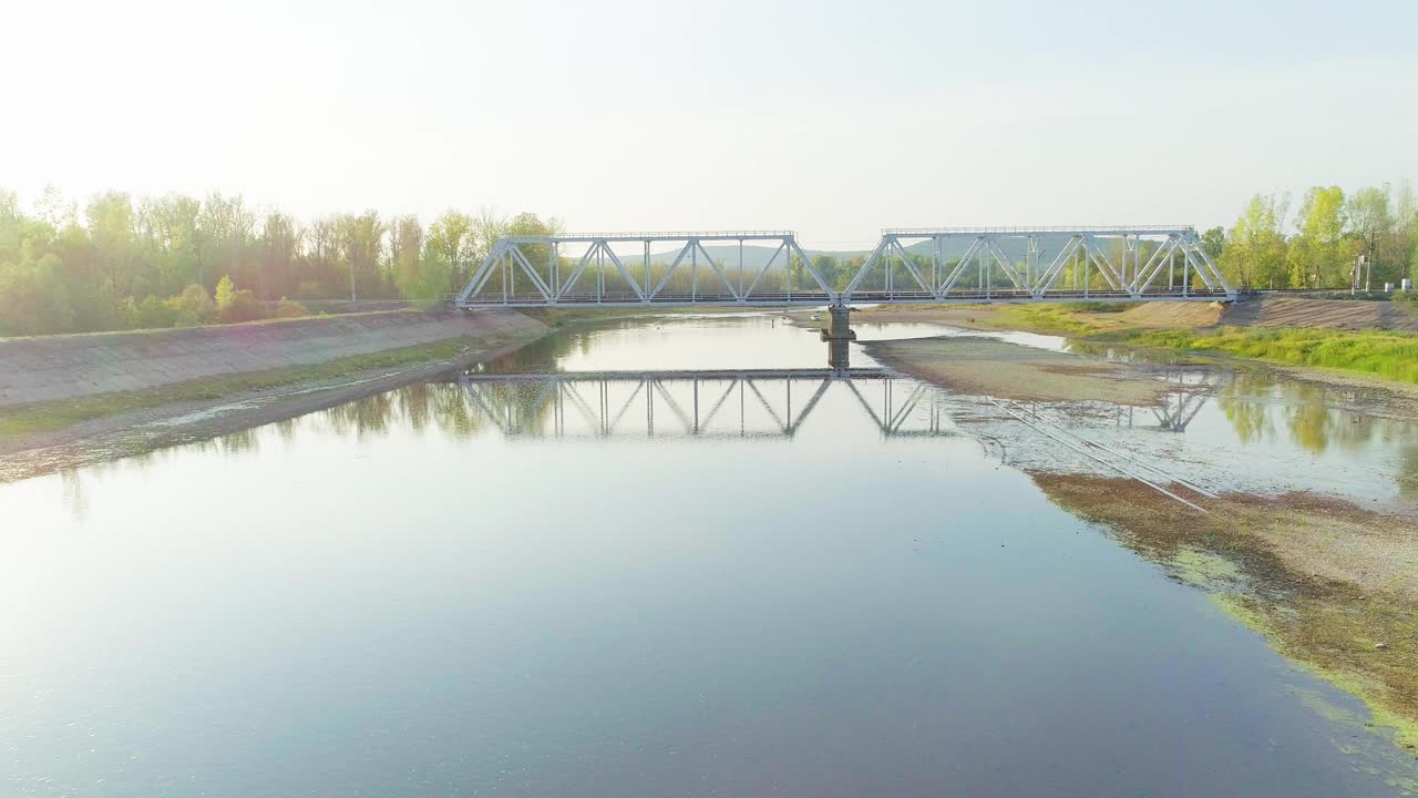 空中拍摄的山间河上铁路桥视频素材