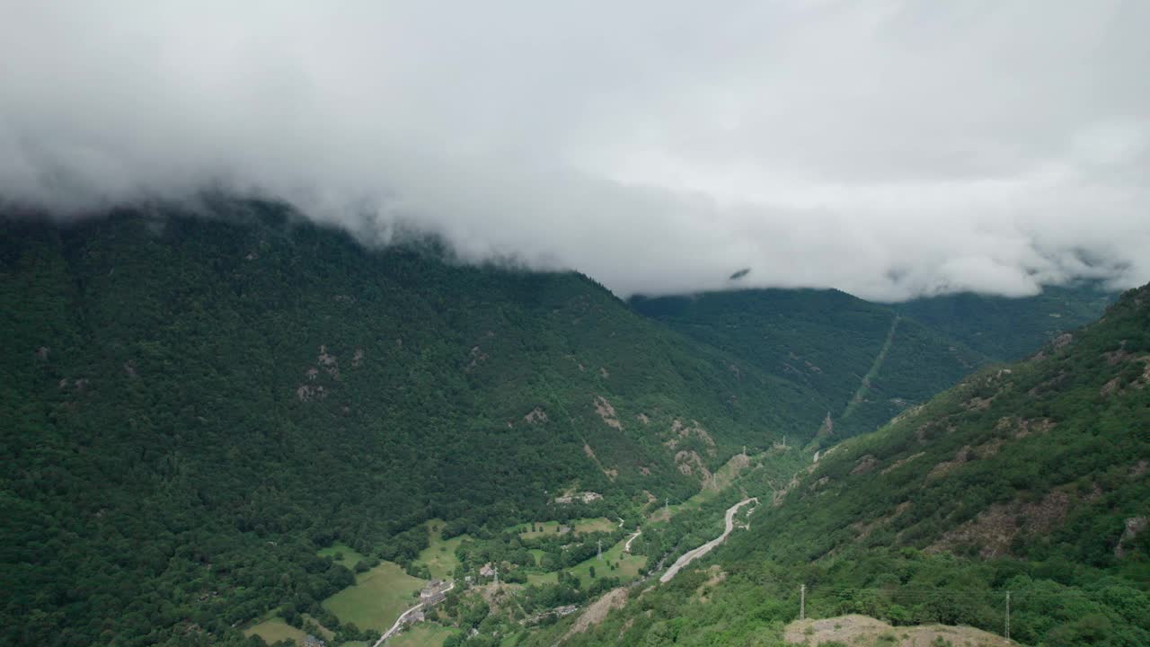 美丽的无人机视野的沥青公路在高山上。视频素材