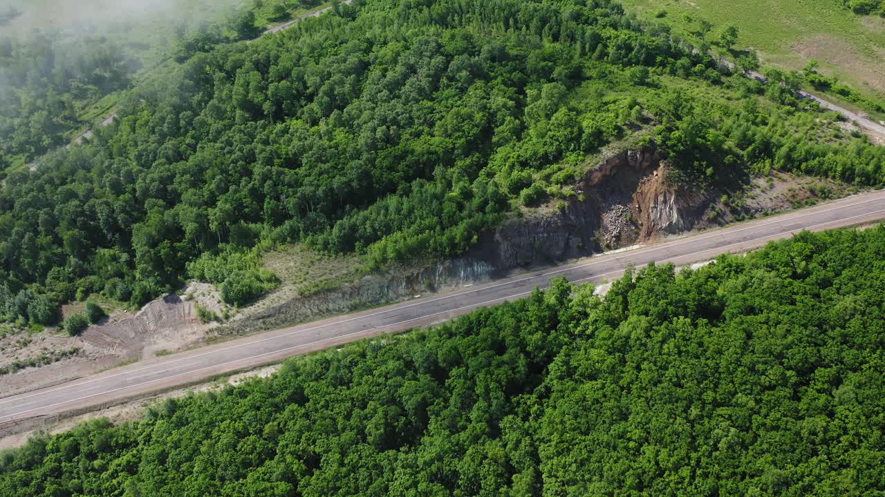 汽车在乡村道路上行驶的鸟瞰图视频素材