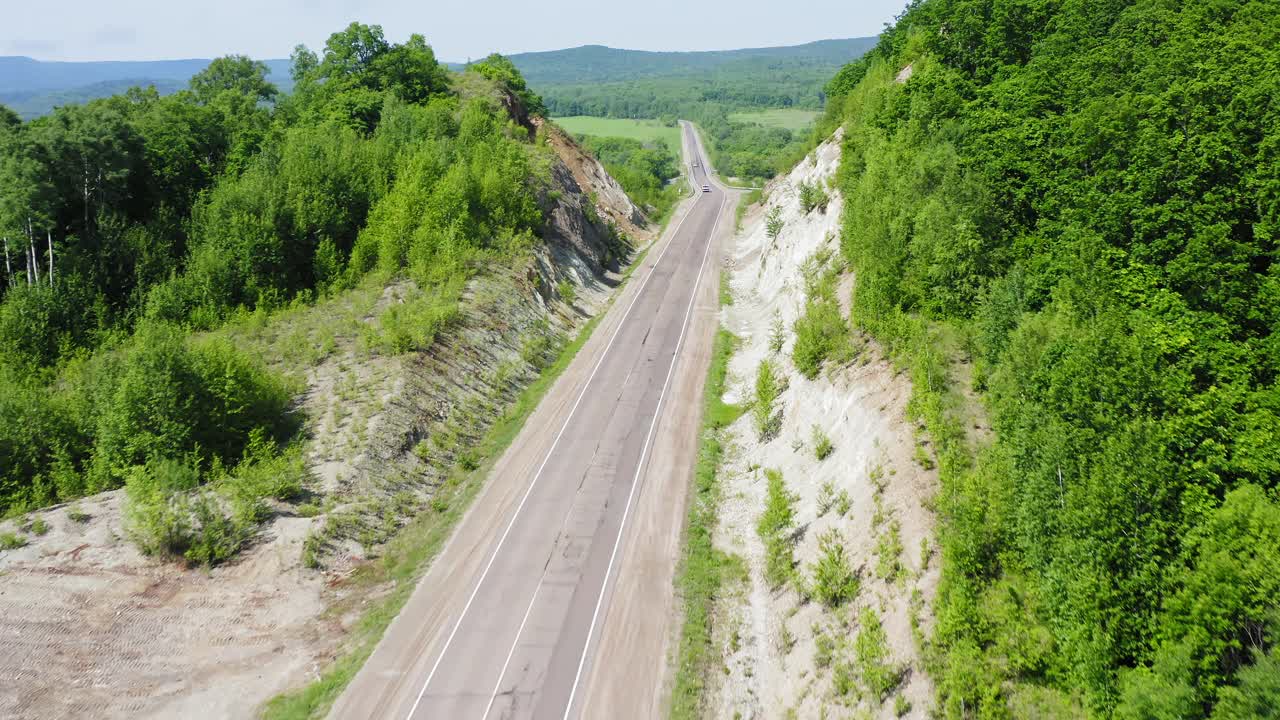 一辆白色卡车在乡村道路上行驶的鸟瞰图视频素材