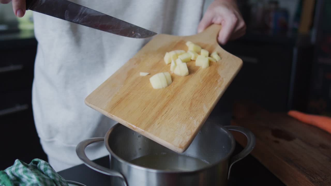 家庭厨房蔬菜汤的制作和上菜视频素材