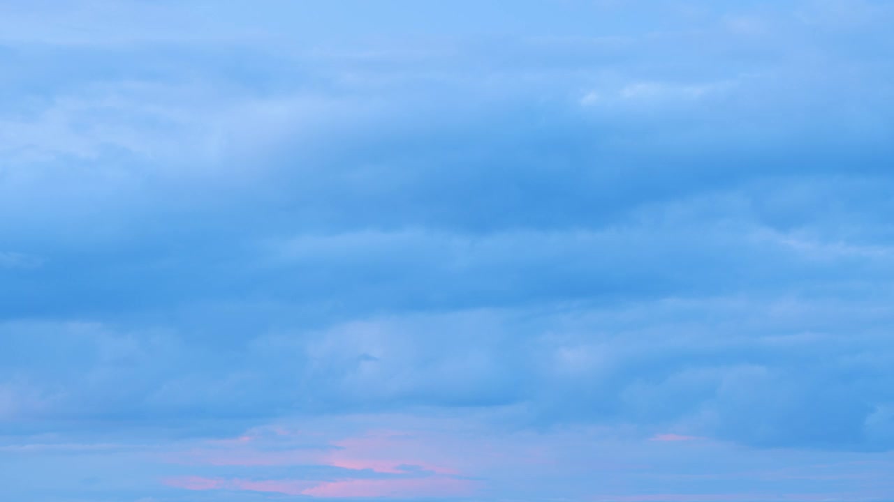 层云在日落时移动。天气条件背景视频素材