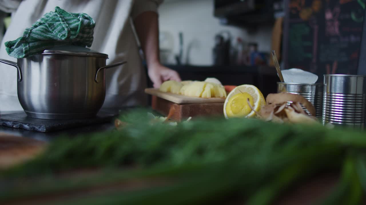 家庭厨房蔬菜汤的制作和上菜视频素材