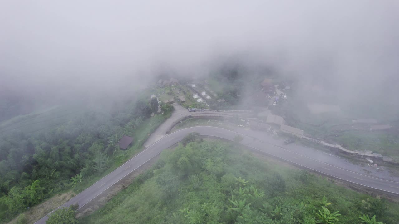 鸟瞰图，飞越雾蒙蒙的小木屋在山上的乡村视频素材