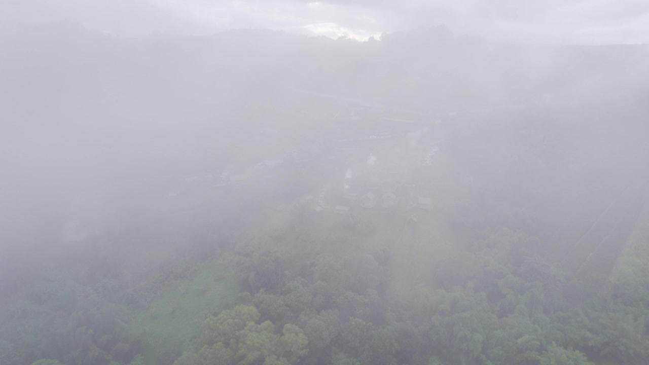 鸟瞰图，飞越雾蒙蒙的小木屋在山上的乡村视频素材