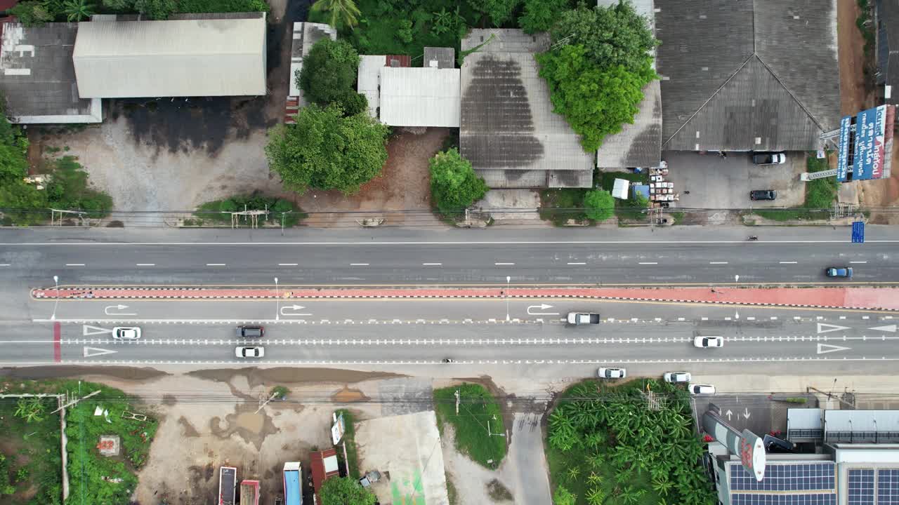 交通车辆行驶在高速公路和郊区的建筑屋顶视频素材