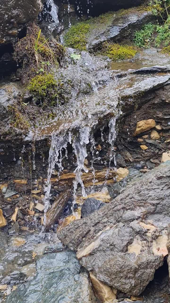 水流的岩石在河流与声音视频下载