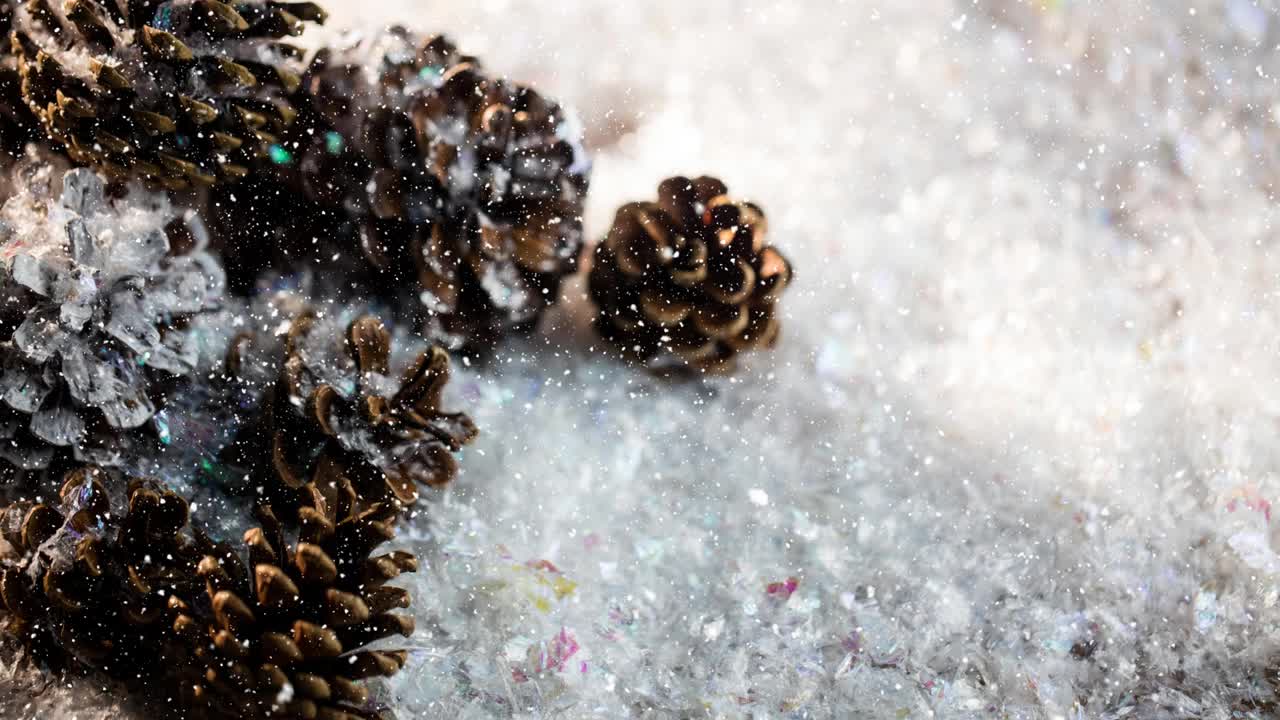 雪花落在松果上的动画视频素材