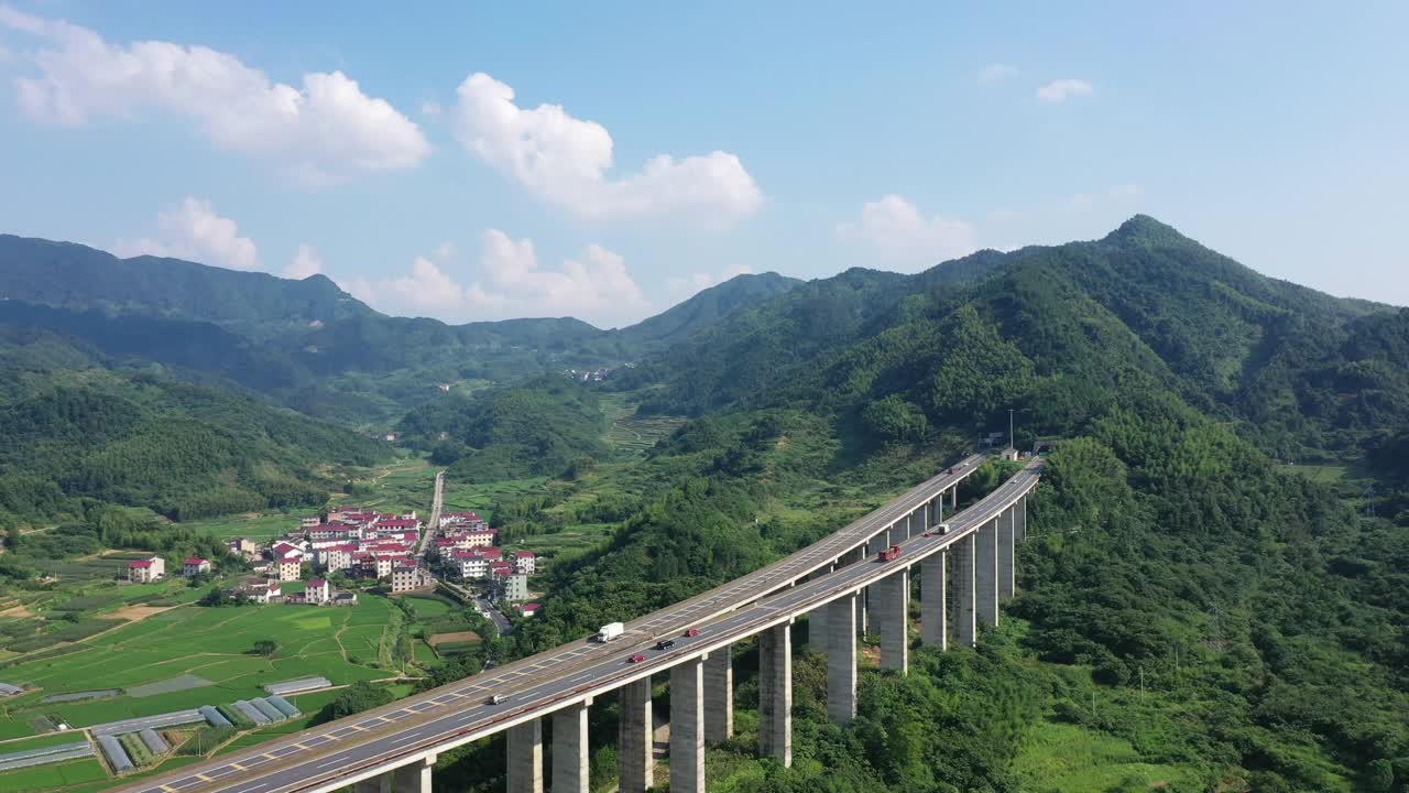 在山区高速公路视频素材