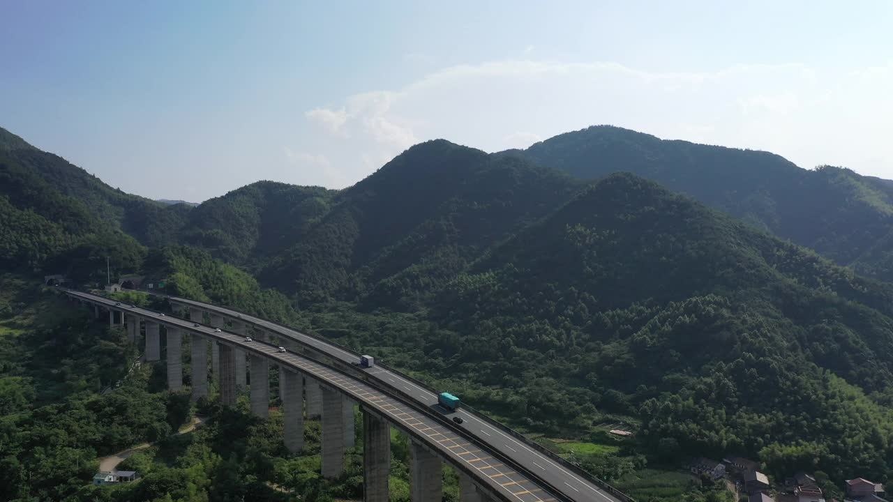 在山区高速公路视频素材