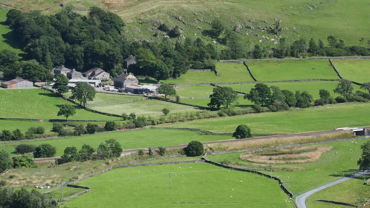 一列开往英国约克郡山谷里布尔斯代尔霍顿的火车。视频素材