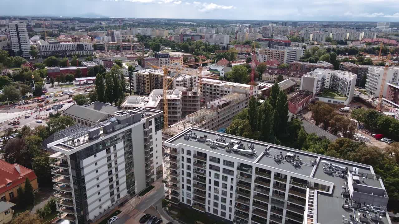 住宅建筑。建筑工地上有建筑起重机和工人视频素材