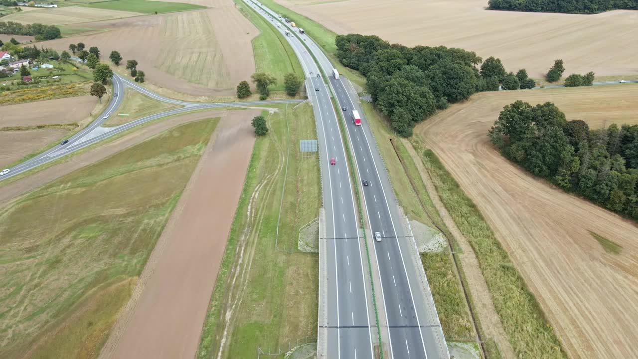 公路交通。汽车在路上行驶，无人机视野视频素材