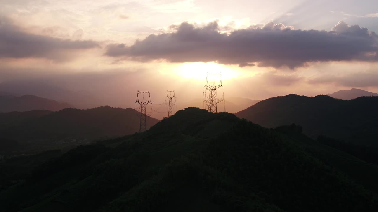 日落时的高电压杆视频素材