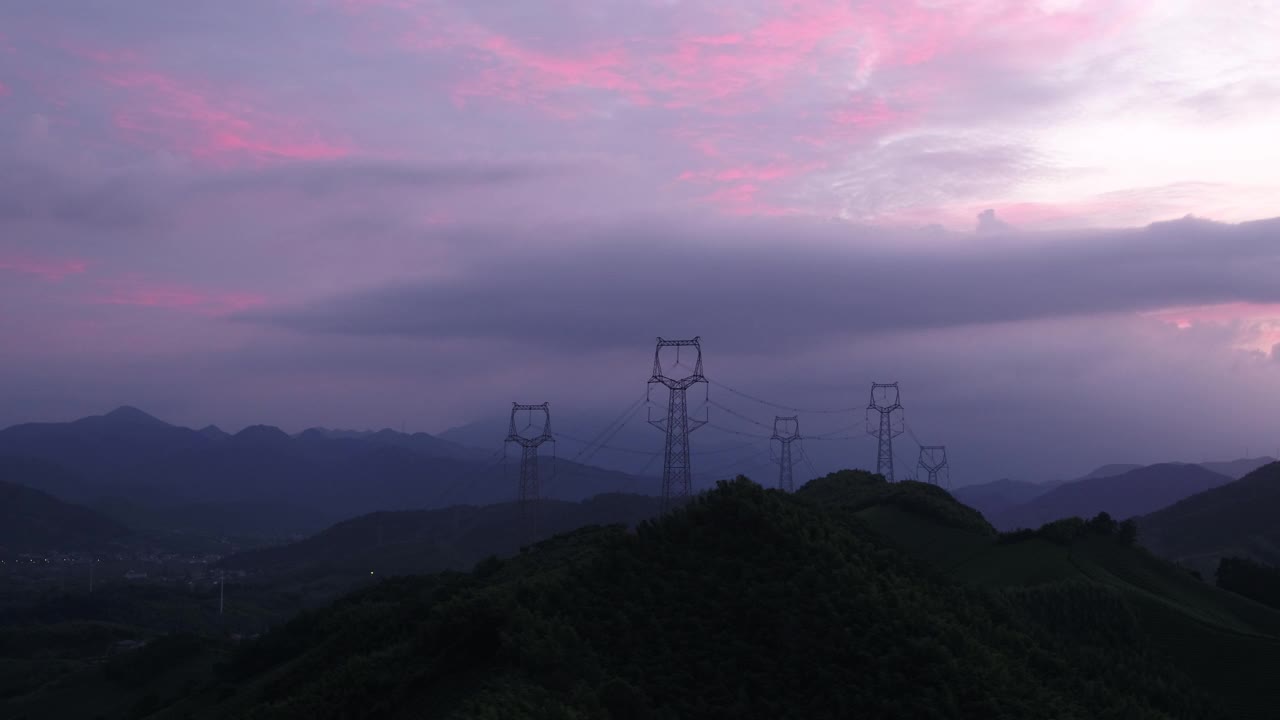 日落时的高电压杆视频素材