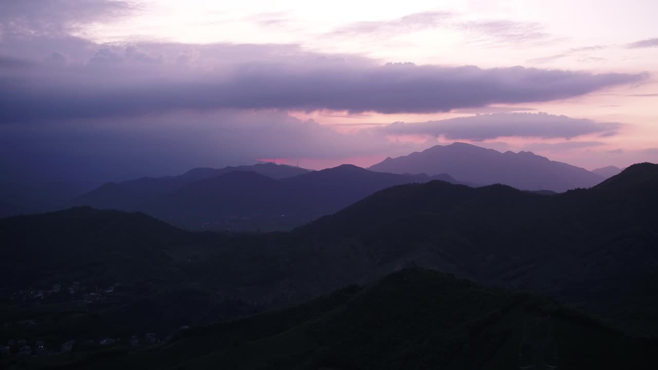 日落时的高电压杆视频素材