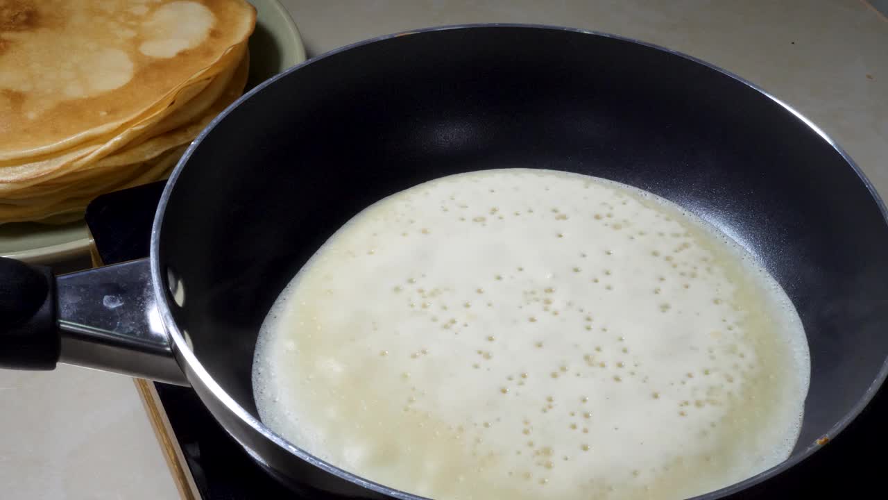 香甜的自制煎饼早餐视频素材