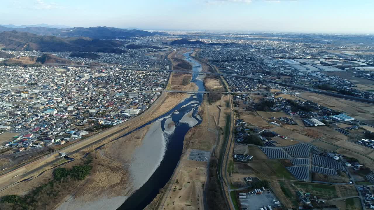 无人机空中飞行，Watarase河，群马县，日本视频素材