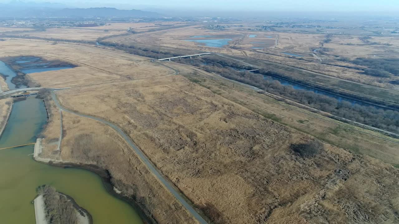 无人机空中拍摄，Watarase河和减速盆地，枥木县，日本视频素材