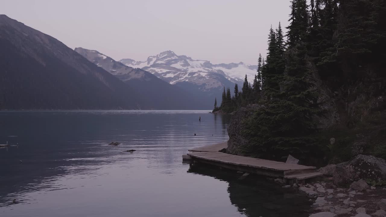 加拿大自然景观与冰川和落基山脉的背景视频素材