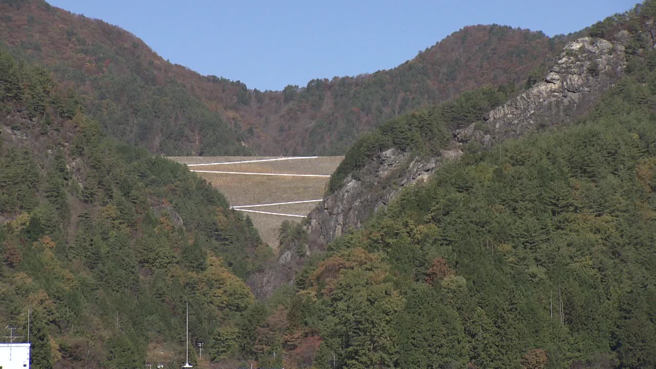 日本枥木的sunnokobashi尾矿坝和Watarase河视频素材