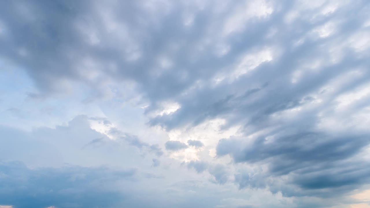 4K时间的流逝美丽的空气戏剧性的宏伟惊人的蓝天天气自然蓬松的白云在傍晚日落。视频素材