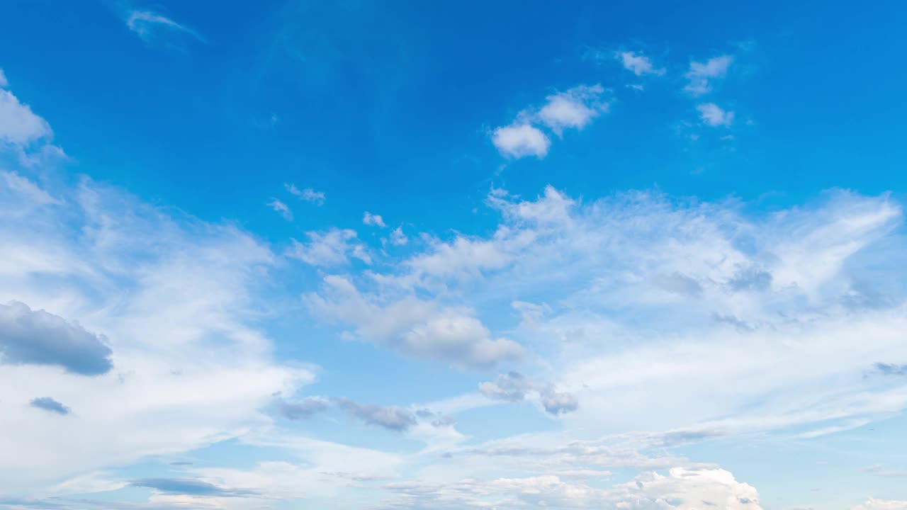 4K时间流逝，美丽的空气气氛明亮的蓝天天气自然背景抽象清晰的纹理与白云夏天的太阳天。视频素材