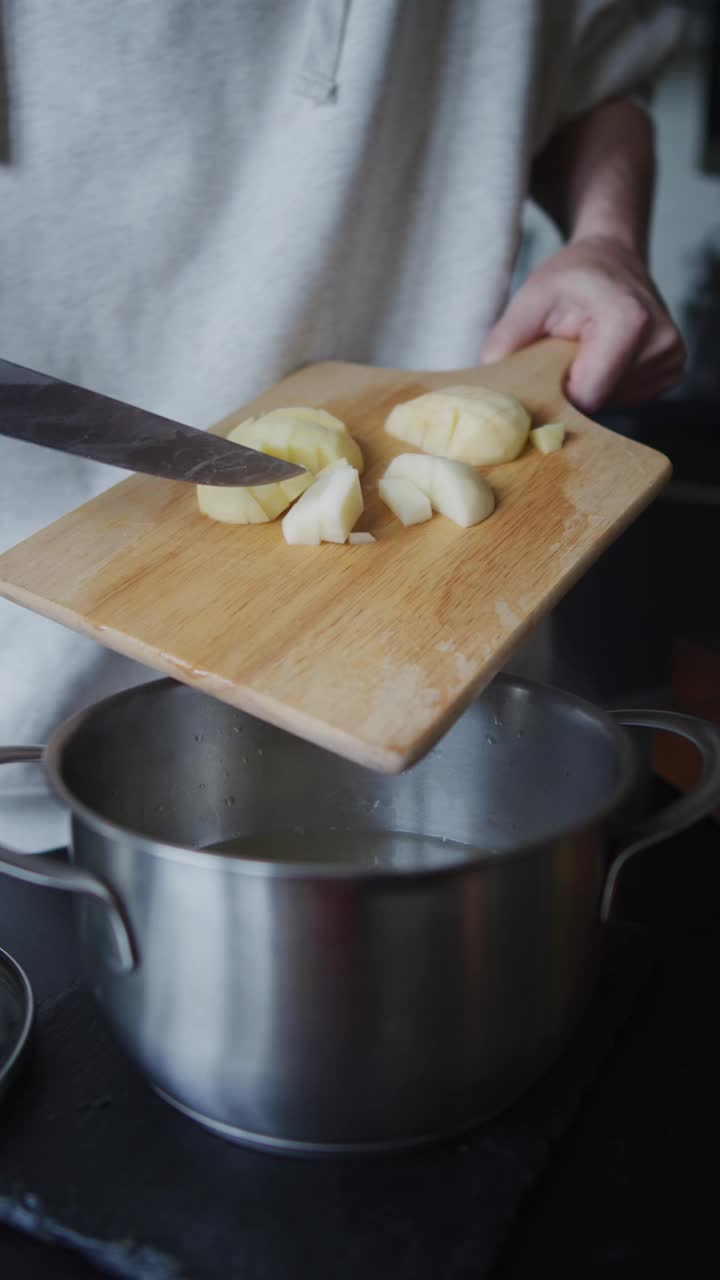 家庭厨房蔬菜汤的制作和上菜视频素材