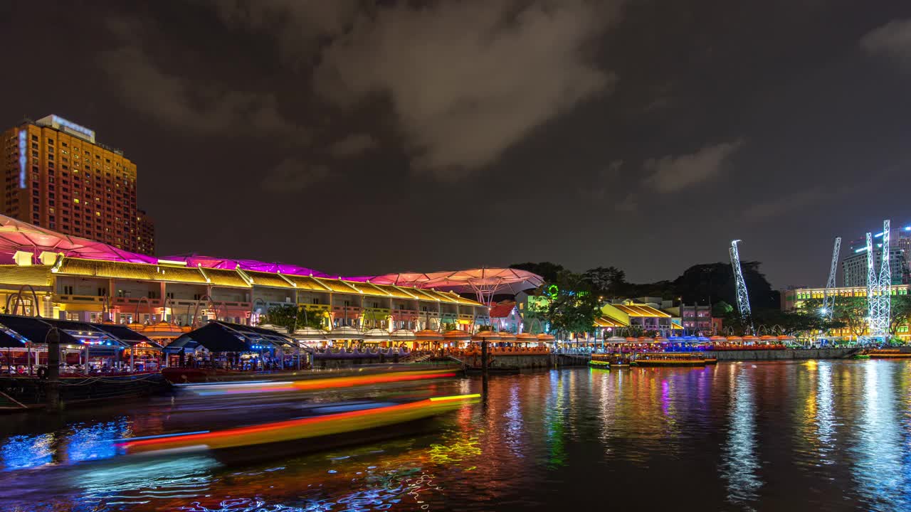 五颜六色的夜景与繁忙的游船在克拉克码头码头，新加坡，时间流逝的视频视频素材