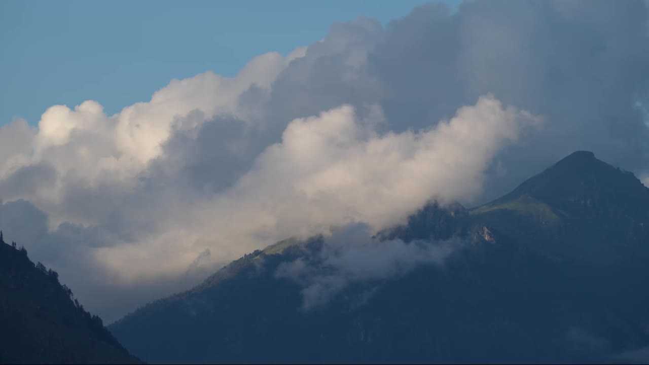 山坡上雾和云的时间流逝视频素材