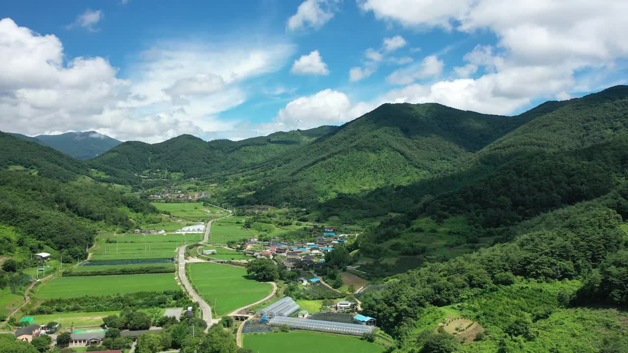 村庄、田野和稻田的风景/韩国全罗南道华顺郡视频素材