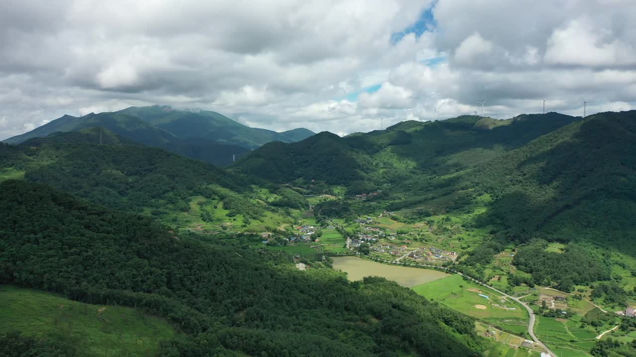 村庄、田野和稻田的风景/韩国全罗南道华顺郡视频素材