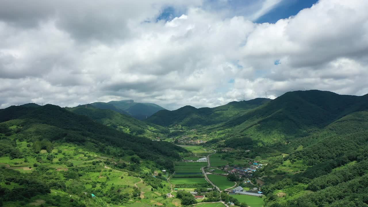 村庄、田野和稻田的风景/韩国全罗南道华顺郡视频素材