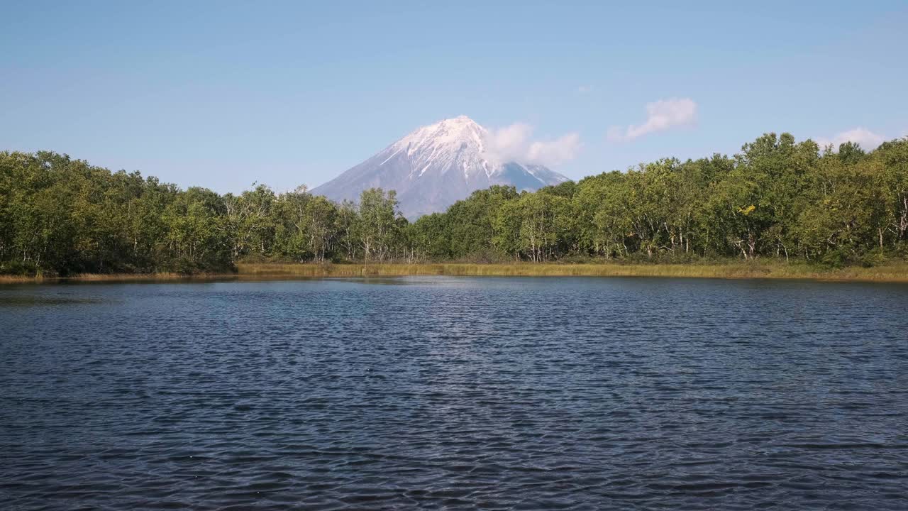 从湖岸俯瞰科里亚克斯基火山视频素材