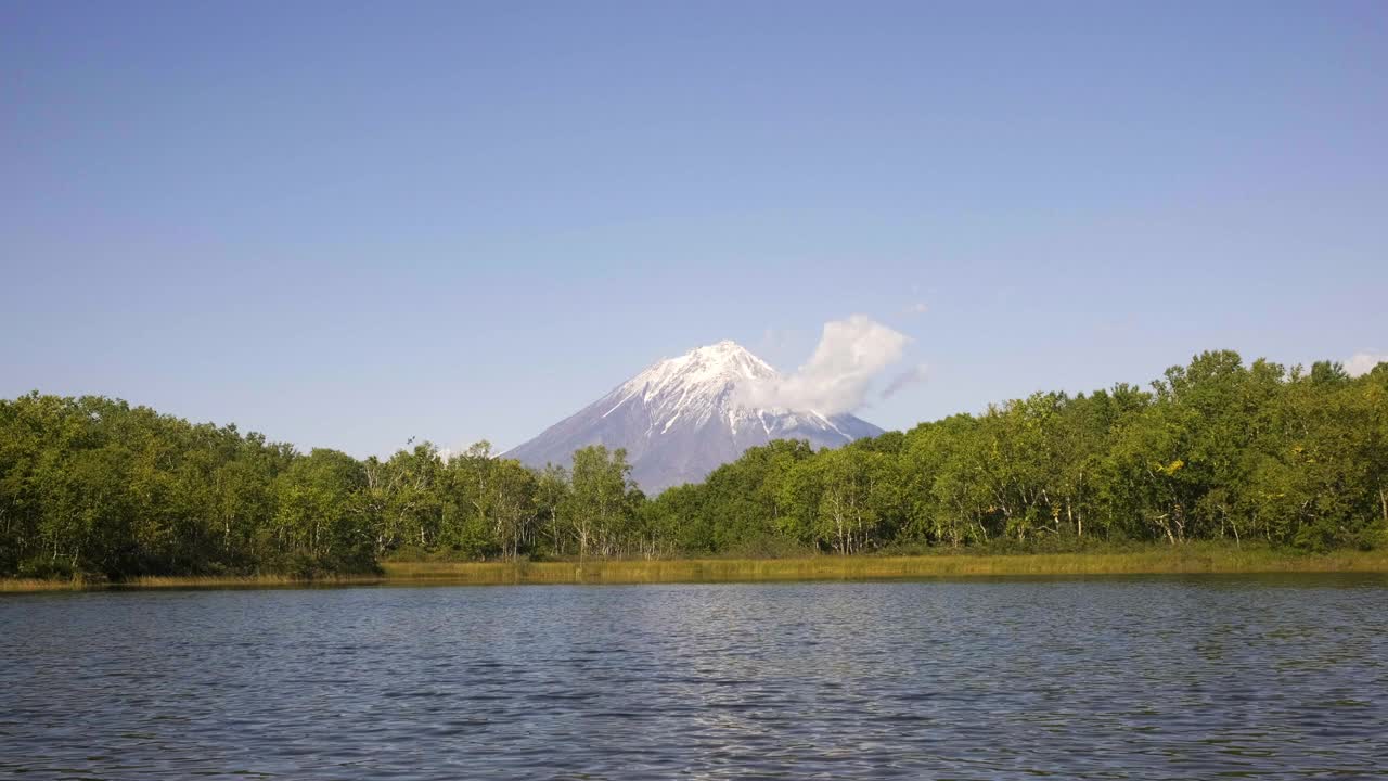 从湖岸俯瞰科里亚克斯基火山视频素材