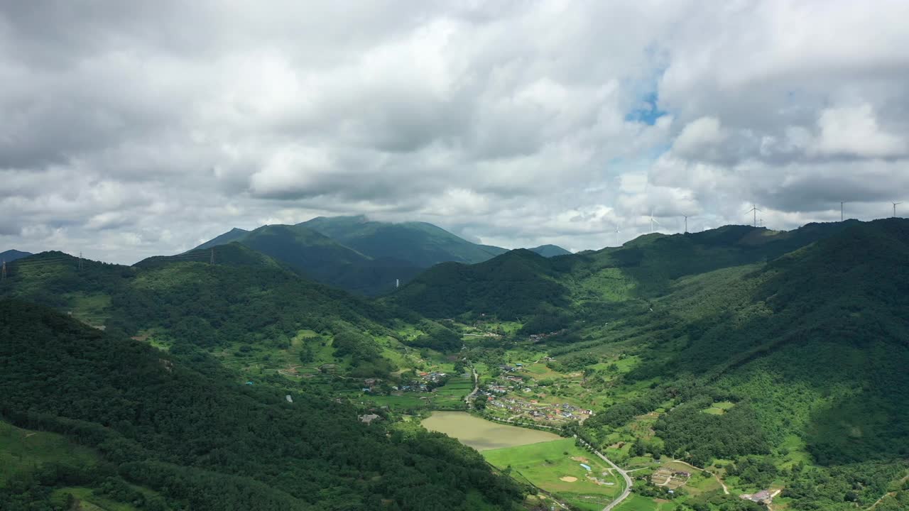 村庄、田野和稻田的风景/韩国全罗南道华顺郡视频素材