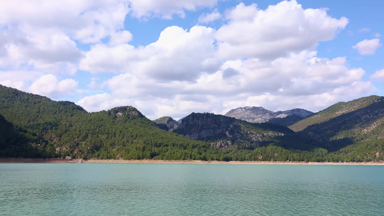 美丽的风景与湖泊和湛蓝的水在山。金牛座山峡谷的全景，土耳其视频素材