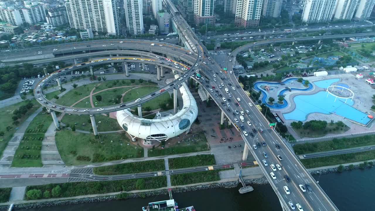 汽车行驶在纛岛附近的道路上，眺望着汉江附近的文化综合体和清潭大桥视频素材